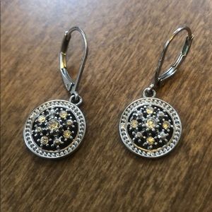 ❄️ Medallion style dangling earrings